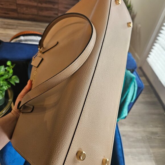 Coach Shoulder Bag in Beautiful Nude Shade - Picture 8 of 9